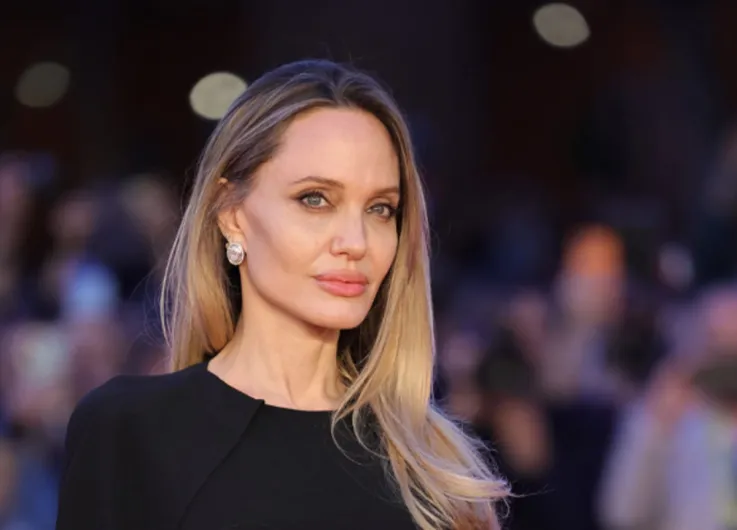 أنجلينا جولي تتدخل شخصيًا لإطلاق سراح أحد أفراد فريقها بعد احتجازه في أوكرانيا